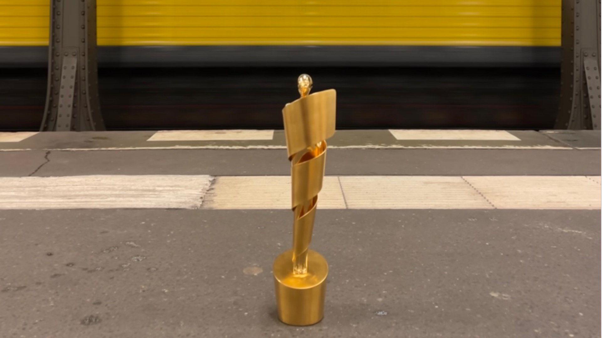 Lola fährt U-Bahn