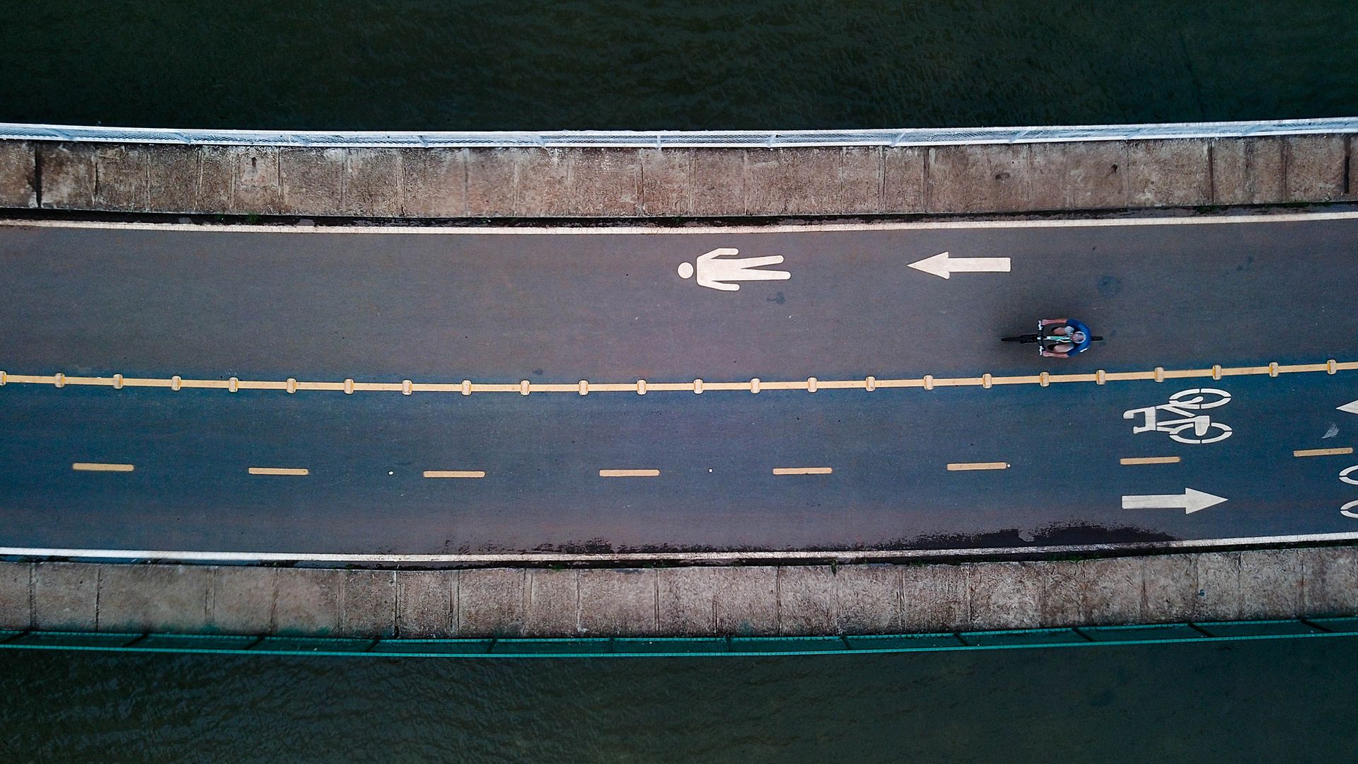 Leere Straße für Fußgänger:innen und Fahrradfahrer:innen
