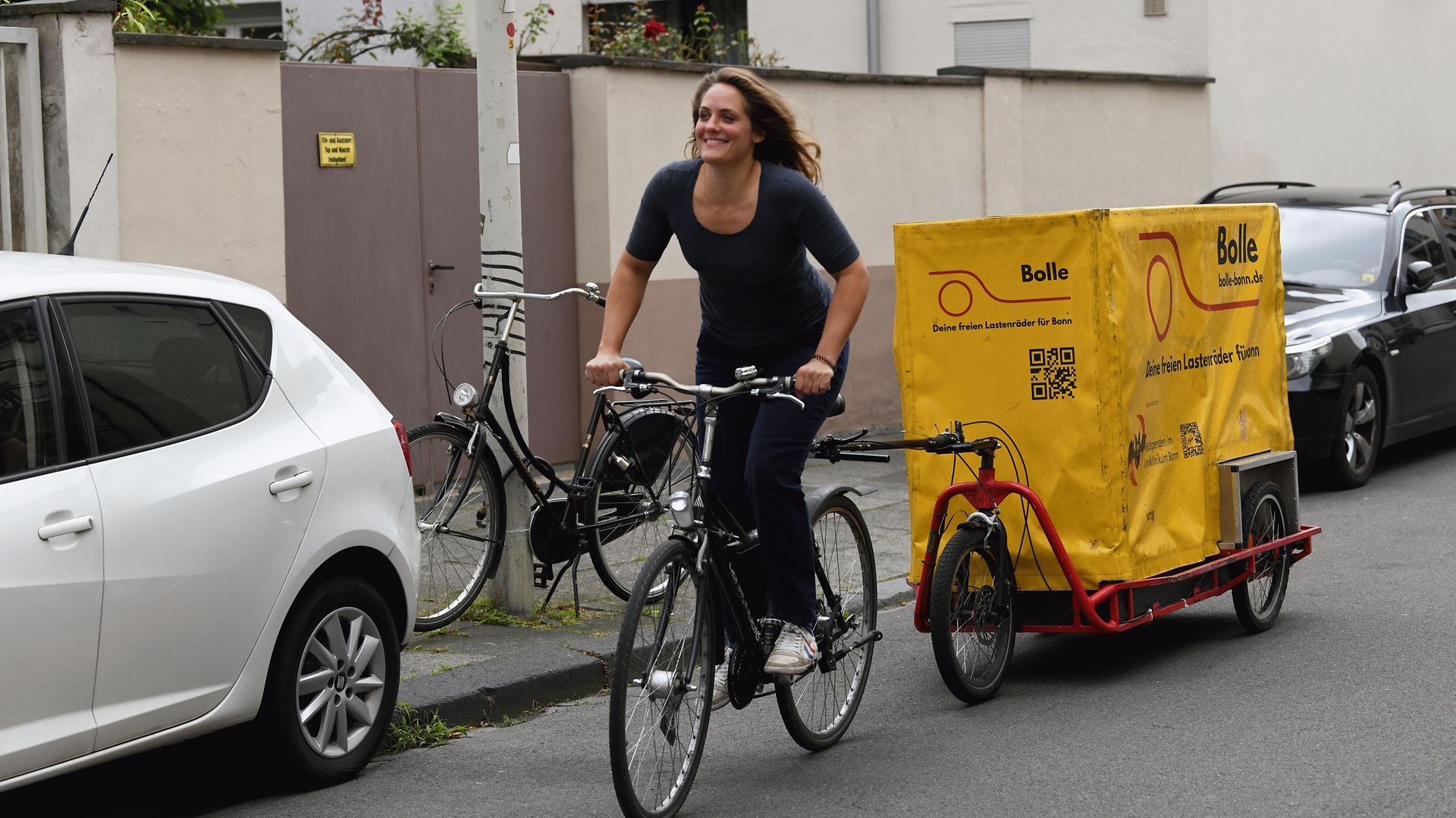 Frau auf Lastenrad