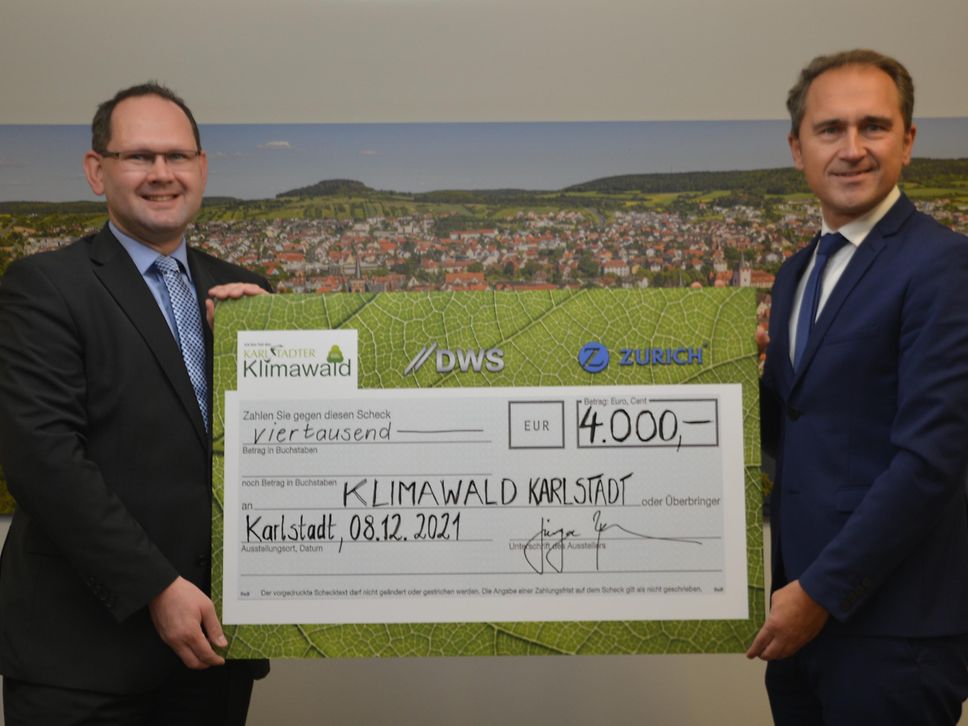 Scheckübergabe an den Karlstädter Klimawald 
