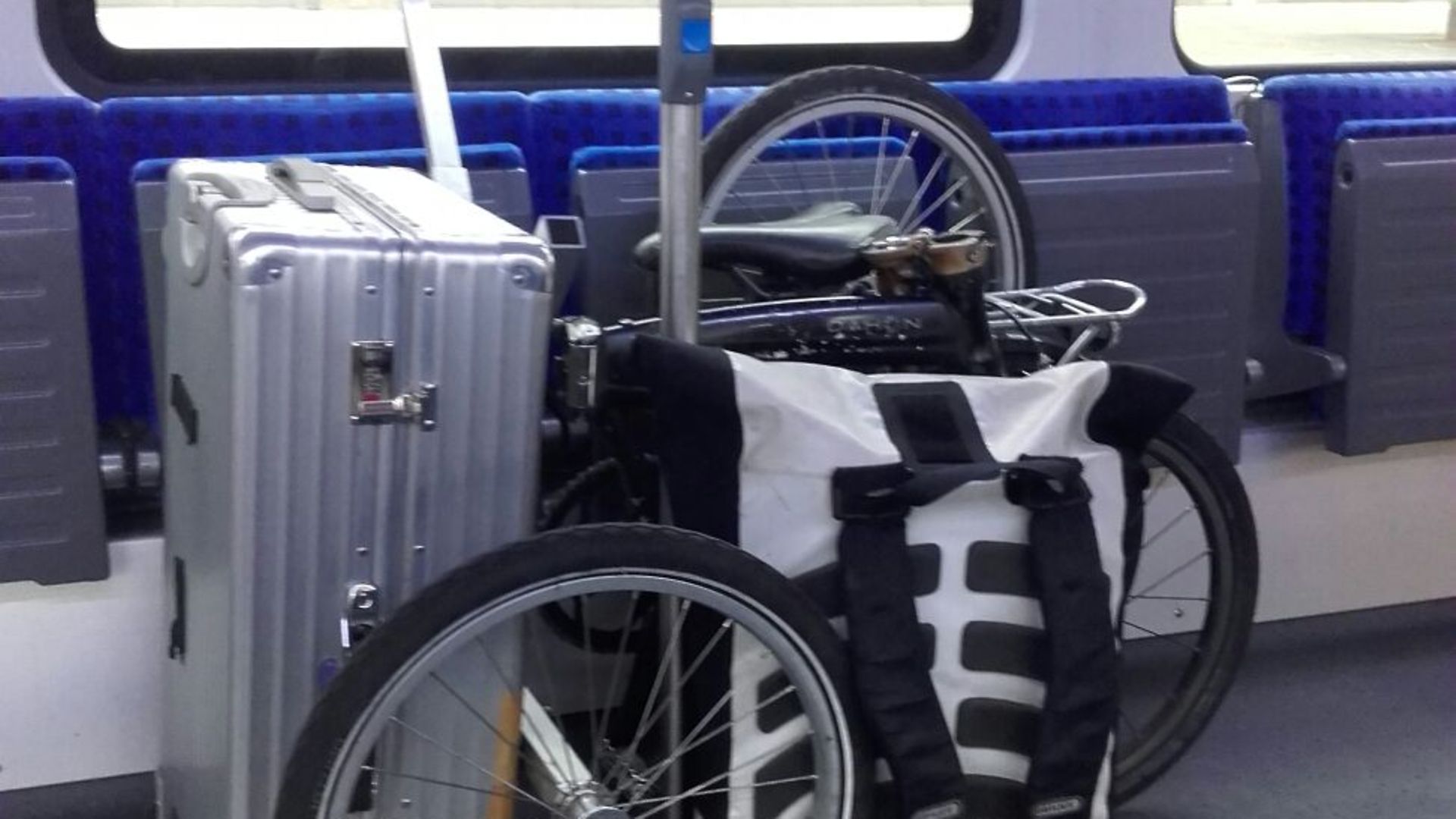 Zusammengeklappt im Nahverkehr